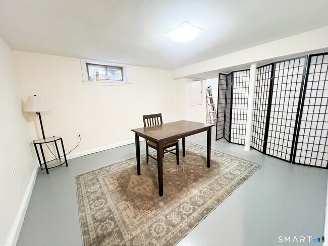 Building Photo - 458 Meadowside Rd