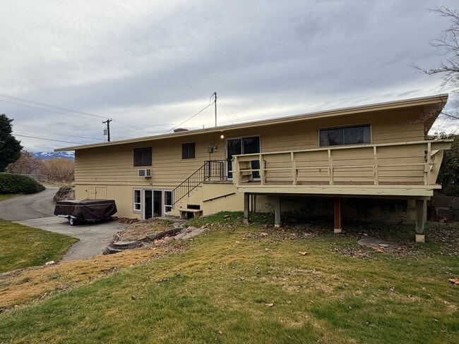 Building Photo - Country like setting! Spacious 3+ bed/ 1.5 bath house with garage, large yard, private deck and a...