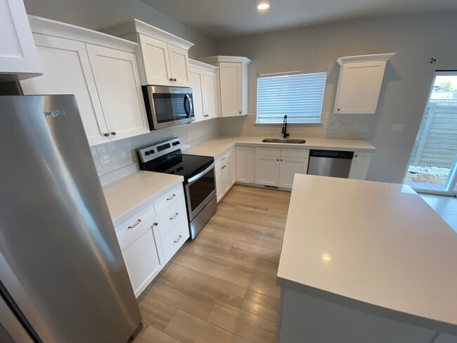 Building Photo - Beautiful House with basement apartment