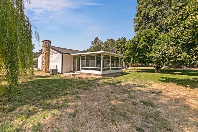 Building Photo - Spacious Middleton Home, Utilities & Lawn Care Included