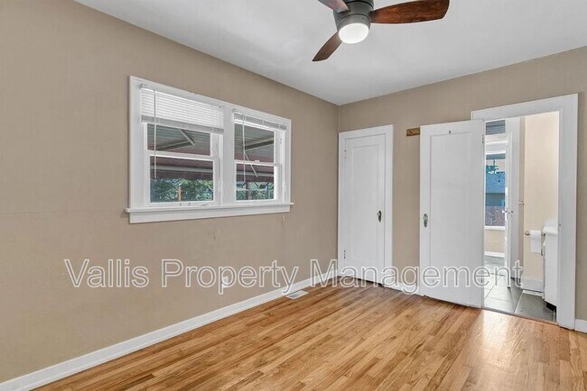 Building Photo - 960 5th St NE
