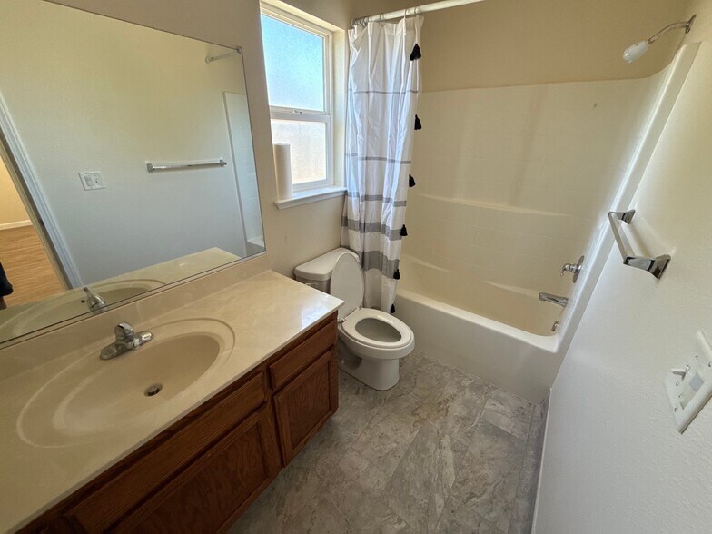 Building Photo - 2409 Cactus Ave