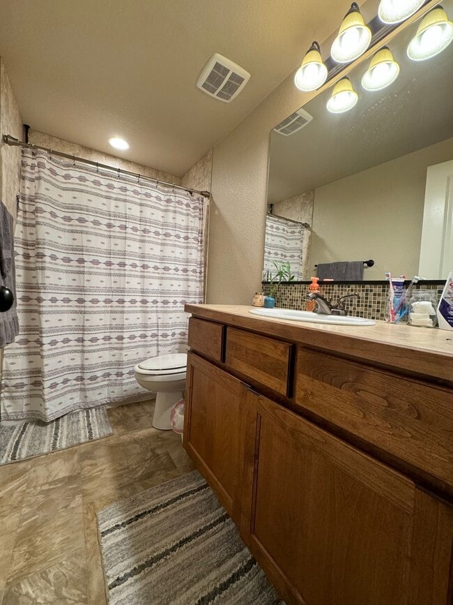 Building Photo - Beautiful 4 Bed 3 1/2 Bath home in Ridgen Farm.