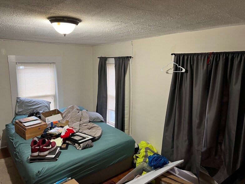 Building Photo - 154 Jenness St