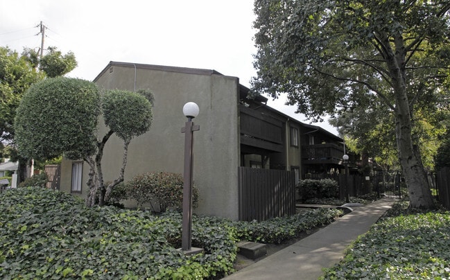 Building Photo - Snooty Fox Apartments