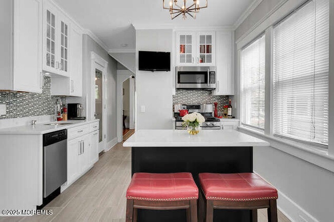 Building Photo - 137 E Bergen Pl