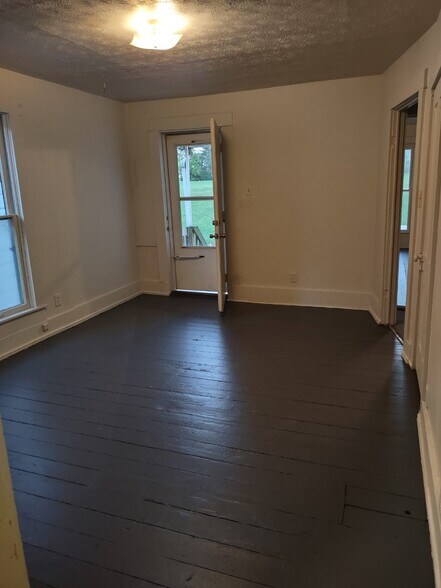 Living room - 211 S Western Ave