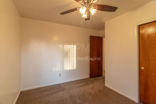 Building Photo - 325 E Mariposa Ave