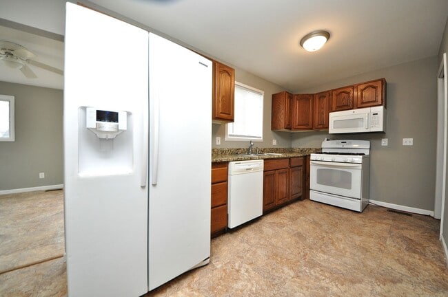Building Photo - Freshly updated 3 Bedroom Home with a Full...