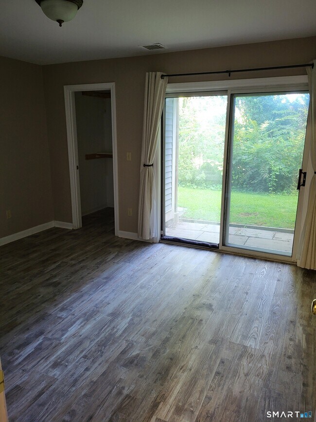 Building Photo - 4 Manorwood Dr