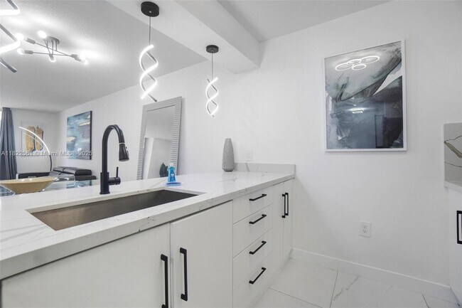 Building Photo - 1200 Brickell Bay Dr