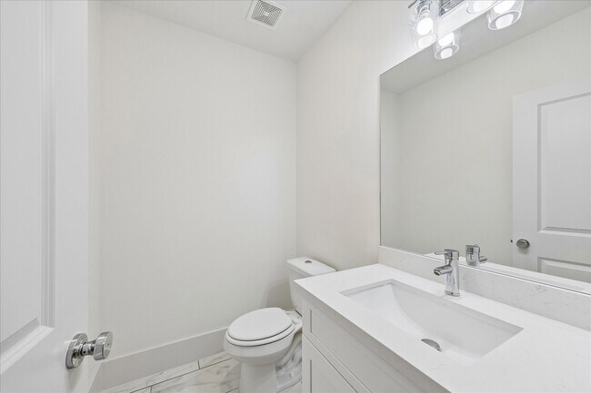 Building Photo - 1222 W 21st St