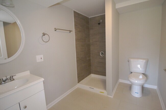 Building Photo - 460 E Thacker St