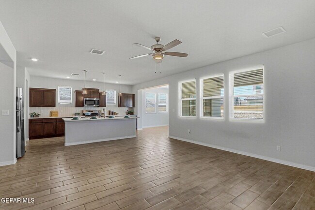 Building Photo - 7509 Enchanted Pk Dr
