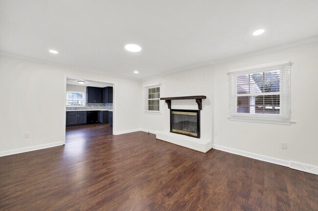 Building Photo - Beautifully Renovated Three Bed Two Bath R...
