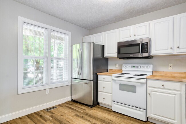 Building Photo - 3 bed / 3 bath. Parking. Pet Friendly.