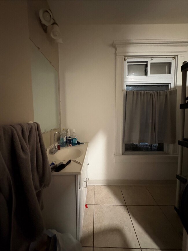 Building Photo - 121 Oak St