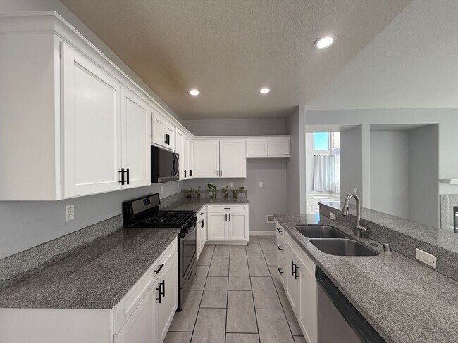Building Photo - Available Now Palmdale 7 bedrooms !