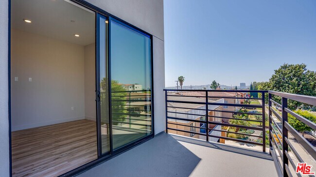 Building Photo - 1540 S Hayworth Ave