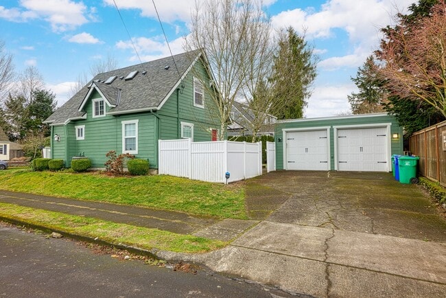 Building Photo - Delightful 4 Bed/2.5 Bath Craftsman home in the Rose City Park Neighbood