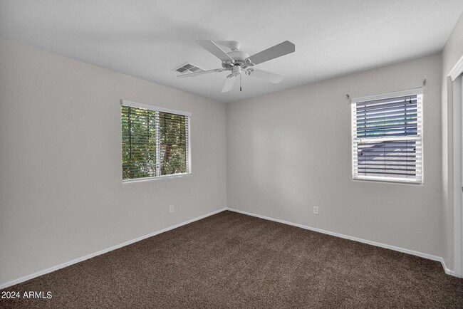 Building Photo - 2532 E Vermont Dr
