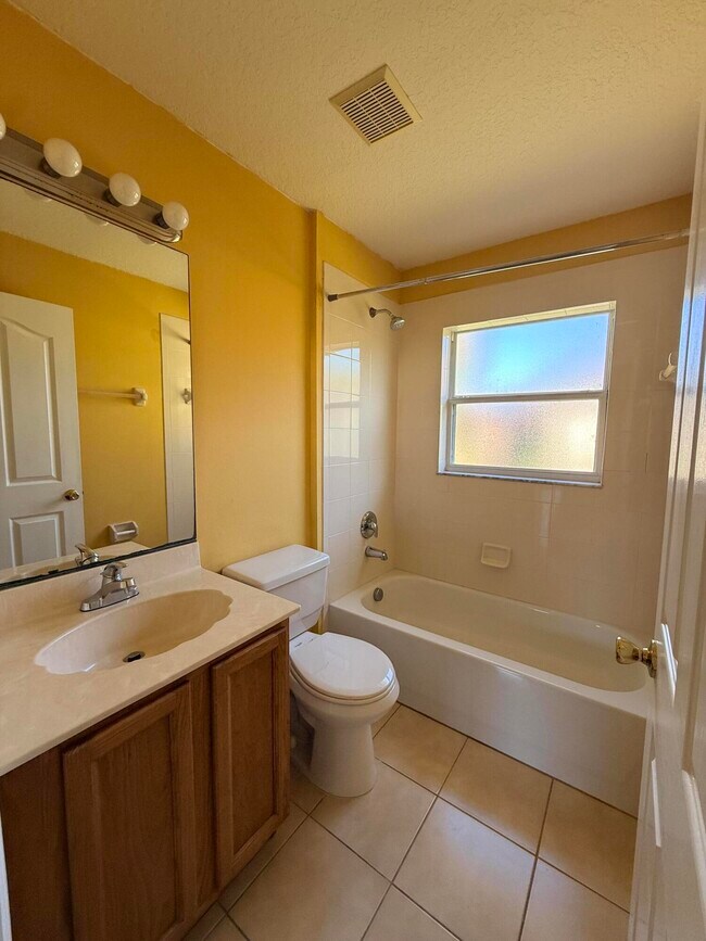 Building Photo - 449 SW Dagget Ave