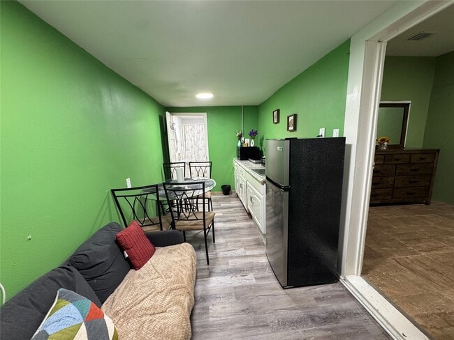 Building Photo - 411 W Pearce St