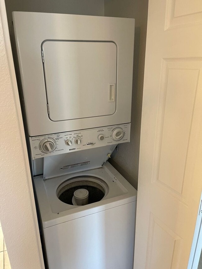 Building Photo - 2nd Floor condo For Rent