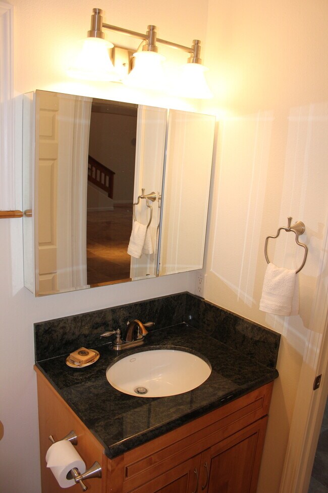 Building Photo - Part of a 2-unit CPR. 4 bedroom 3.5 bath with attached garage. Approx 1961 sf