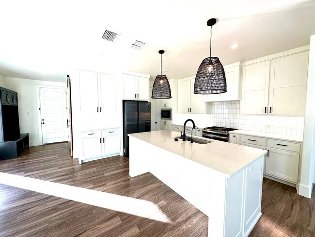 Building Photo - Beautiful 3-Bed 3-Bath Home Available!