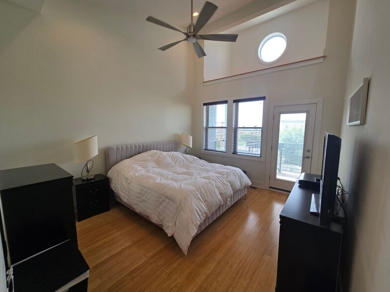 HUGE master bedroom - 1013 V St NW