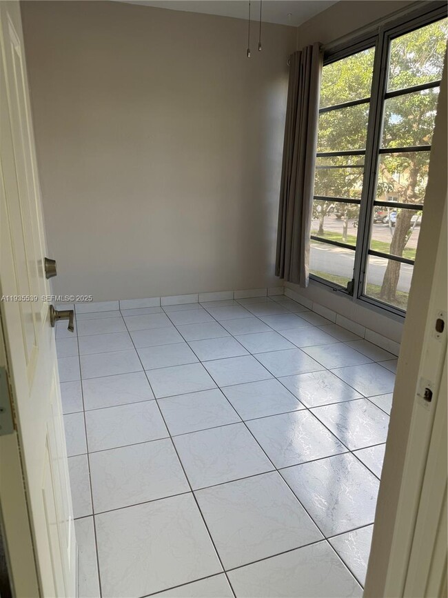 Building Photo - 5061 W Oakland Park Blvd