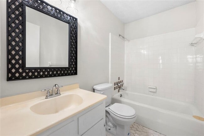 Building Photo - 4000 Pinehurst Pl