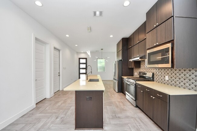 Building Photo - 1703 Cedrocanna Ln