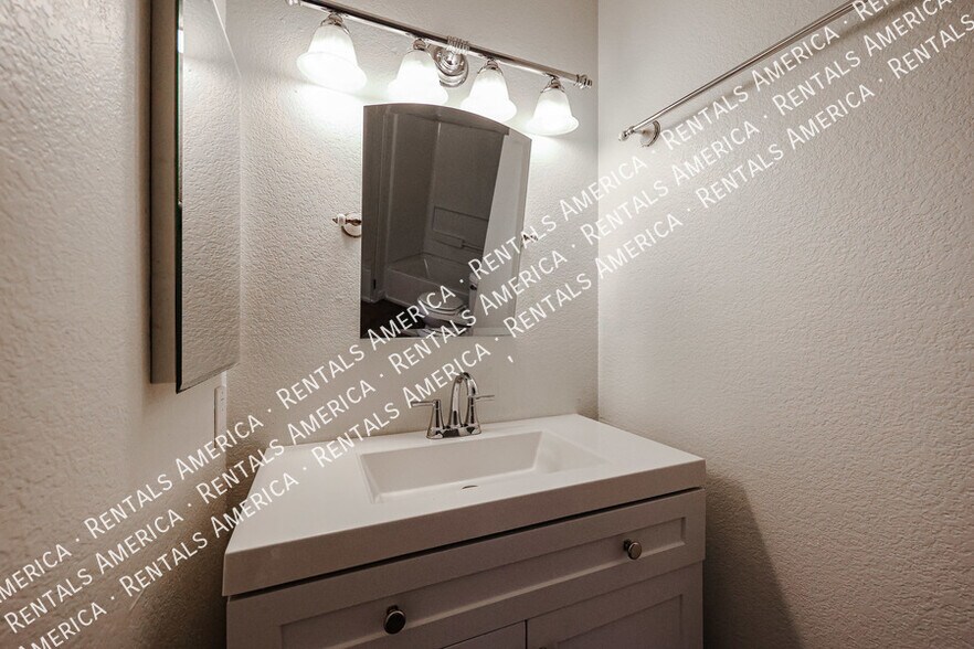 Building Photo - 7219 S 14th Pl