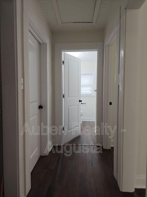 Building Photo - 2524 Rhodes Dr