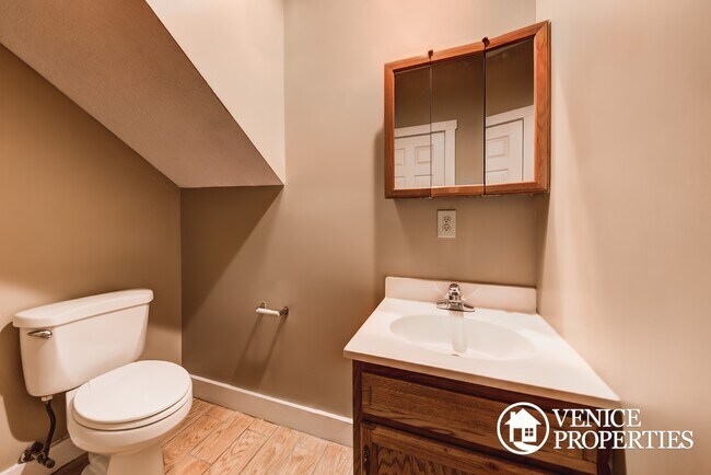 Building Photo - 1984-1986 Summit St