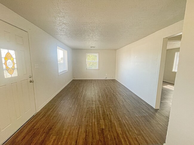 Building Photo - Updated 2 Bed Home with Garage, Huge Yard & Storage in Del City