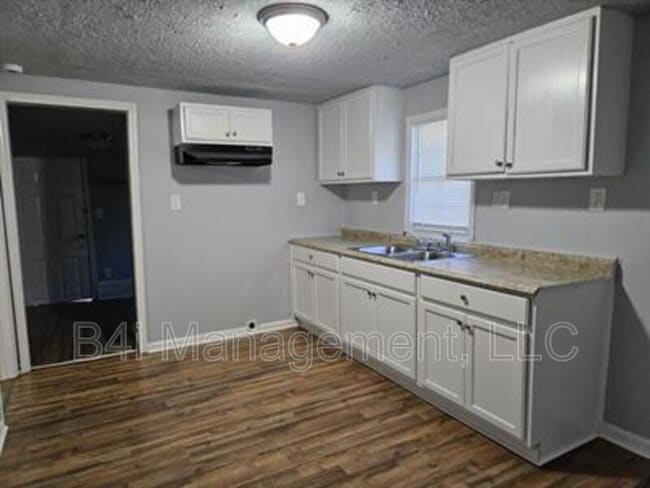 Building Photo - 117 Oak Dr