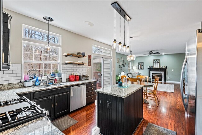 Building Photo - Beautiful 5-bedroom home close to VRE, I-95, shopping and much more!