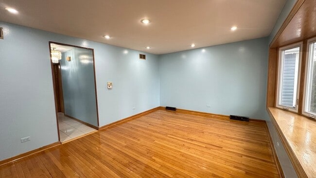 Building Photo - 4819 W Winnemac Ave