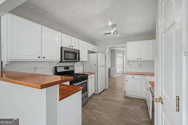 Building Photo - 665 Peachtree Trails Dr
