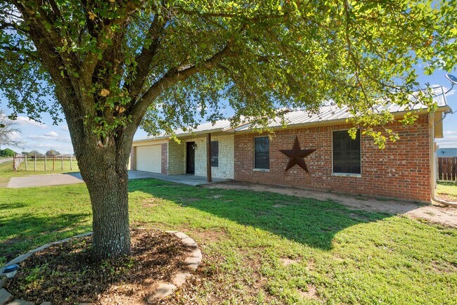 Building Photo - Horse Property
