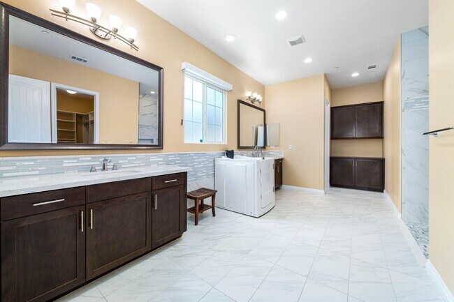 Building Photo - 4441 Via del Pellegrino