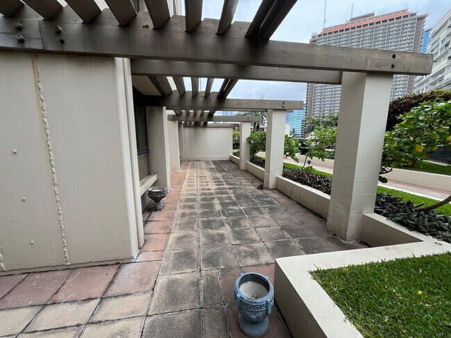 Building Photo - Yacht Harbor Towers (Ala Moana)-1282 sf, 2 bed+den, 2 bath, 2 prkg-INCLUDES UTILITIES