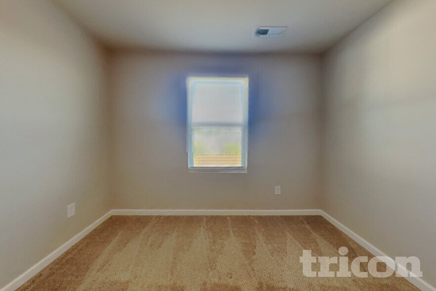 Building Photo - 4114 Vershire Ave