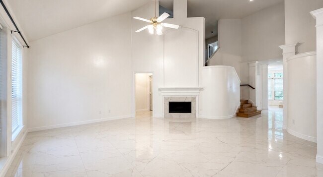 Building Photo - 423 Blossomwood Dr