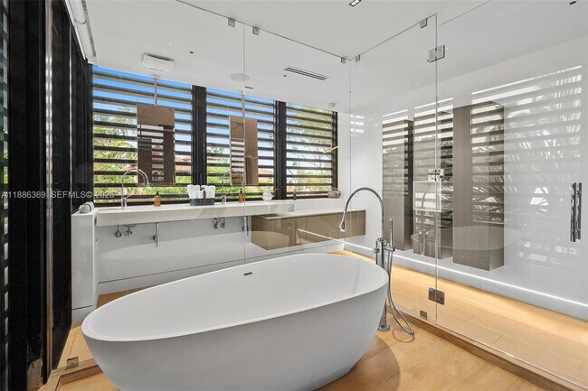 Building Photo - 3306 NE 16th St