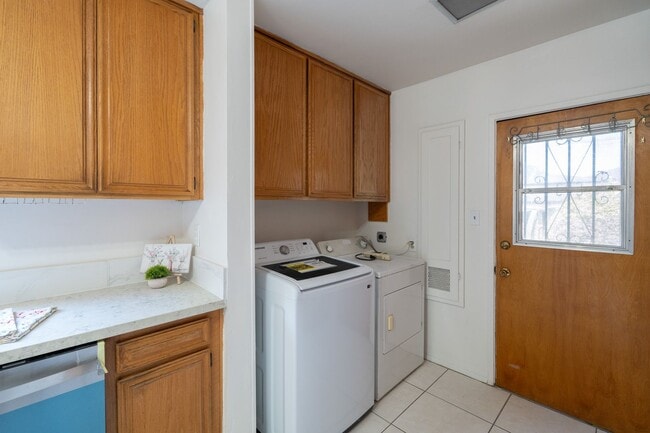 Building Photo - Beautiful 3 Bedroom/ 2 Bath Home $3,595/ Mo.