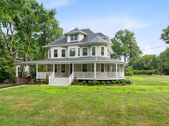 Building Photo - 389 Spring Unit# C